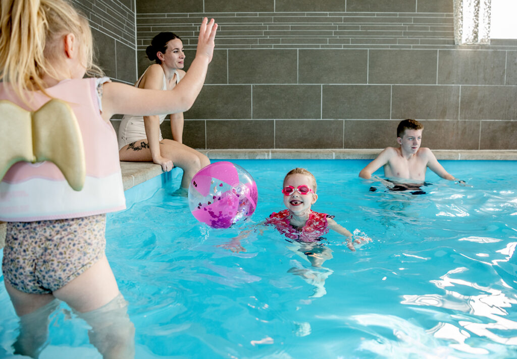 Kinder baden im Pool